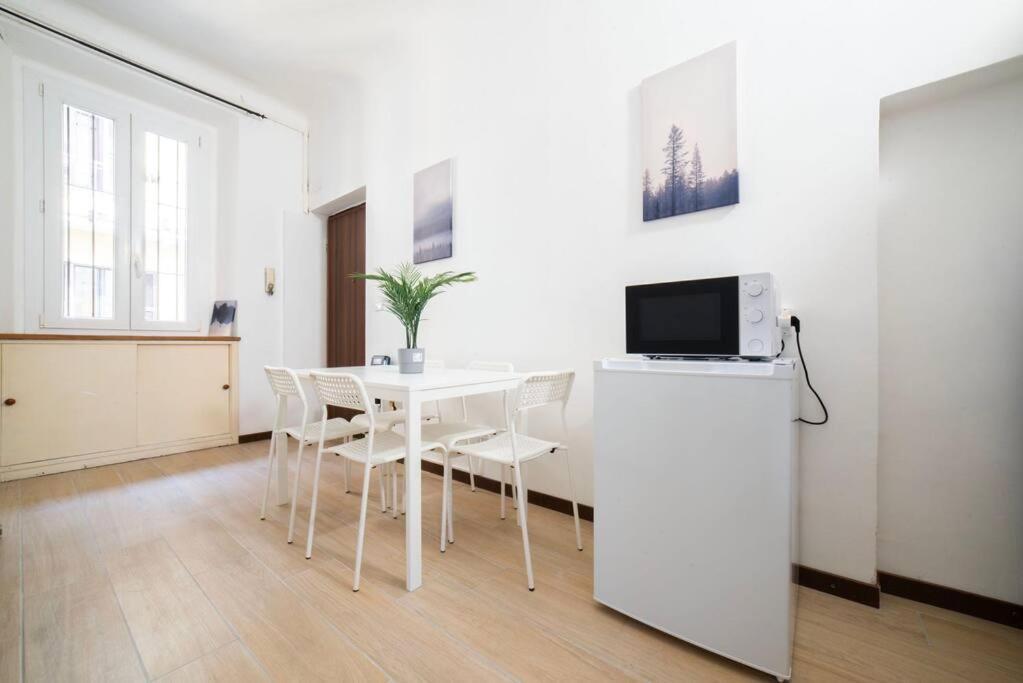 Apartment 4 Stops From The City Center Milano Eksteriør billede